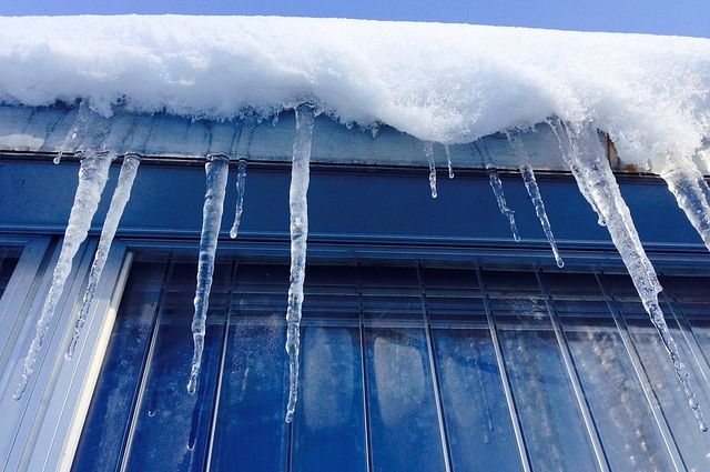 Получить компенсацию при падении снега с крыши в Донецке